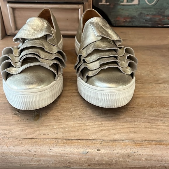 Seychelles Quake Gold Ruffle Platform Sneakers Slip-On Size 7.5 Metallic - Picture 3 of 10